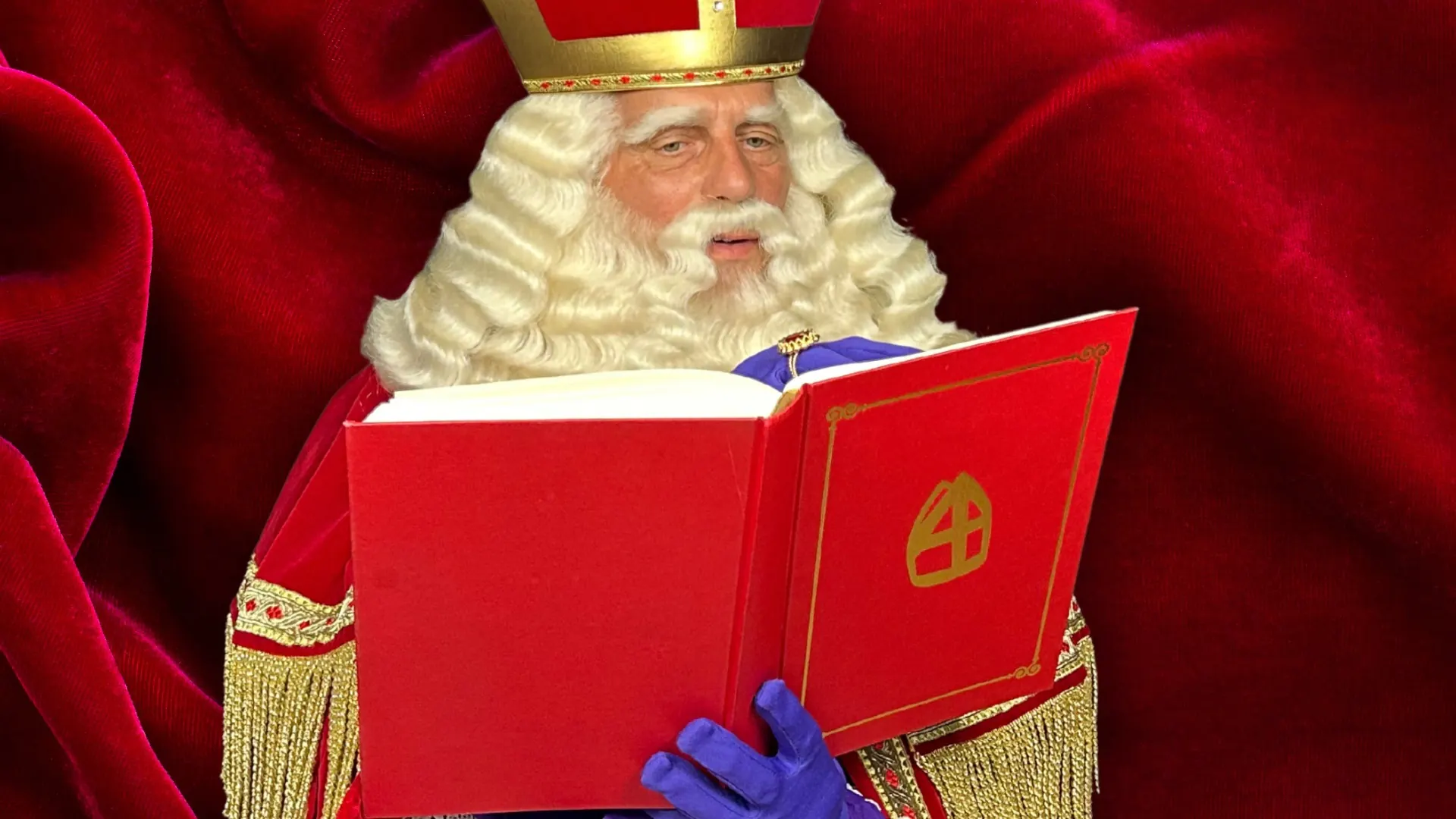 Sinterklaas leest in het Grote Boek