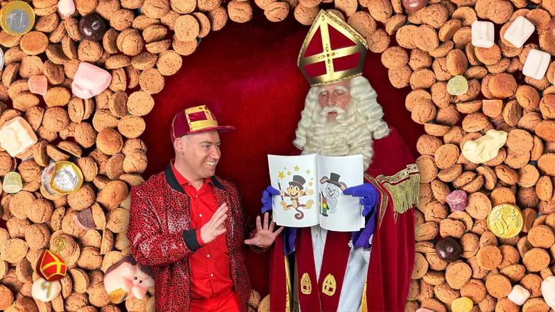 Nigel Andrews en Sinterklaas bekijken samen een tekening