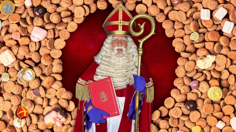Sinterklaas met zijn staf en het Grote Boek