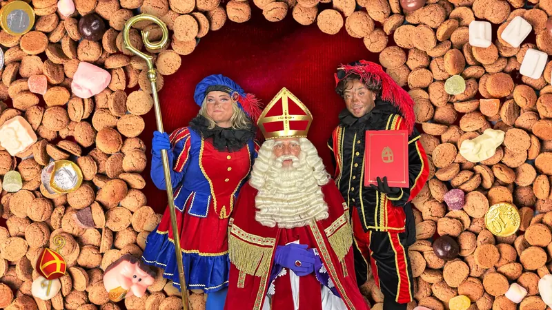 Sinterklaas tussen twee Pieten met staf en het Grote Boek