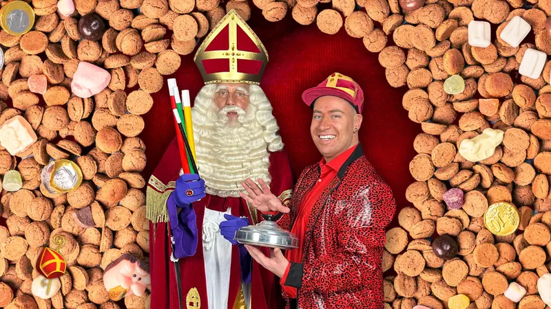 Sinterklaas en Nigel Andrews met een zilveren schaal