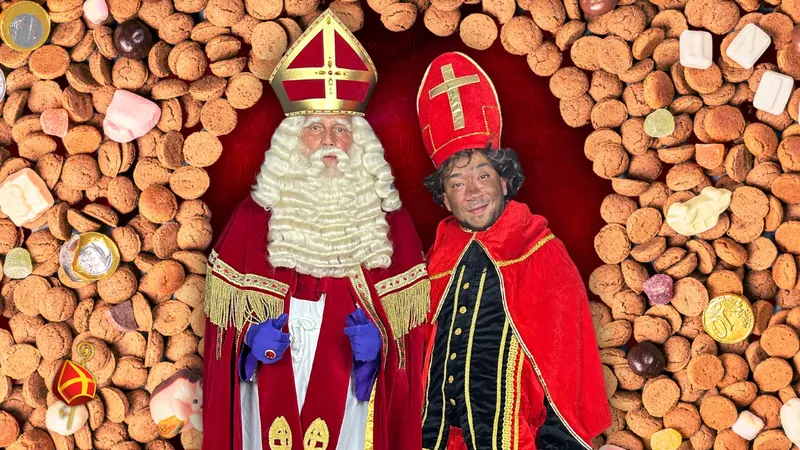 Sinterklaas en een Piet met mijter en rode cape