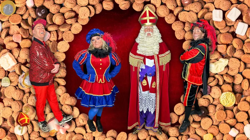 Nigel Andrews, twee Pieten en Sinterklaas staan klaar voor de show