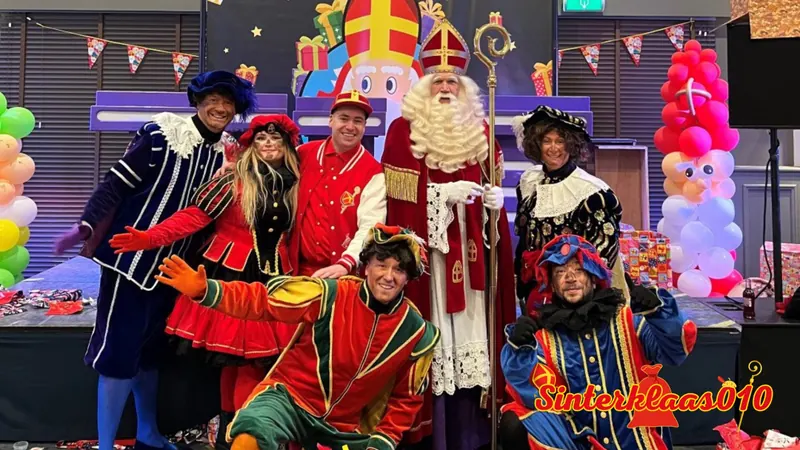Sint & Pieten Meezing-Show live met Sinterklaas, Pieten en kinderen op het podium