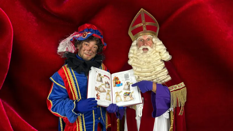 Sinterklaas met het Grote Boek en Emmer Piet
